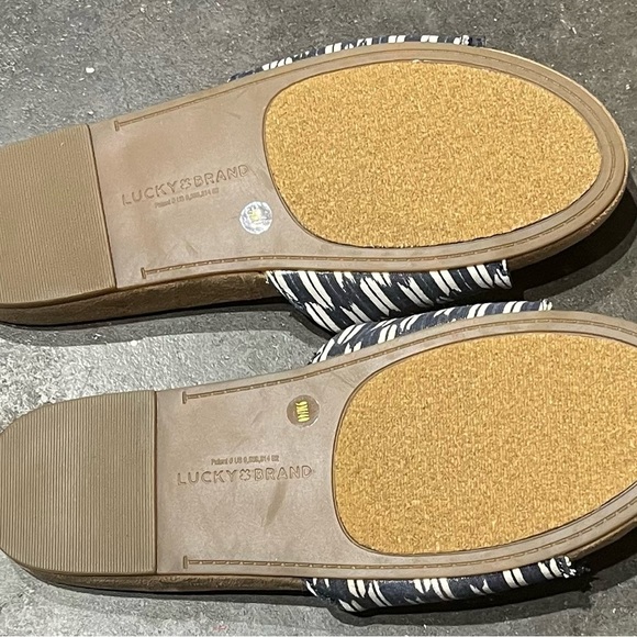 Lucky Brand Cotton Slip-on sandals
Size 9
Excellent condition - Picture 2 of 8